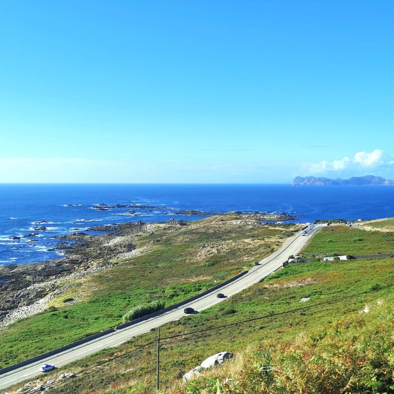 Costa portuguesa por donde pasa el camino de Santiago. Se ve el mar y la carretera