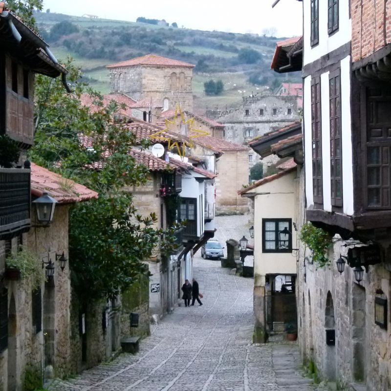 Calle adoquinada de Santillana del Mar con la típica arquitectura característica del norte de Cantabria