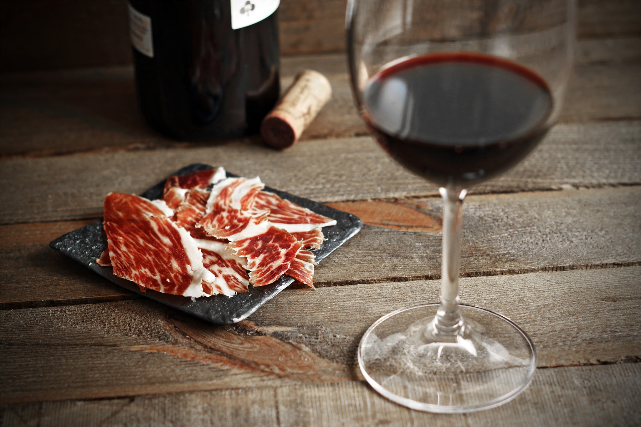 VINO Y JAMON 800 X 800 Copa de vino con plato de jamon cortado